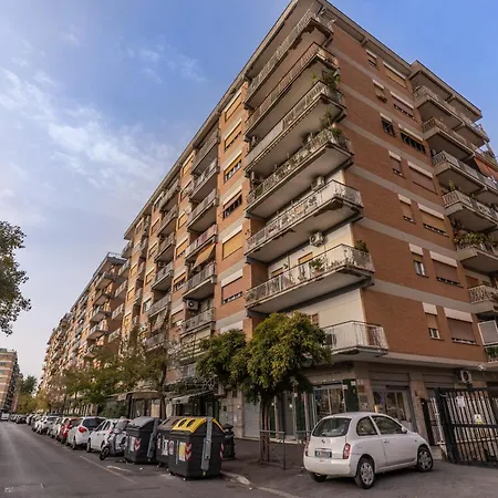 Cinecitta Corner Apartman